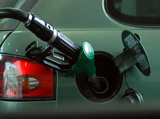 Estudiantes crean dispositivo con agua para ahorrar 40% de gasolina