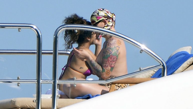 Rihanna fue captada coqueteando con otra mujer