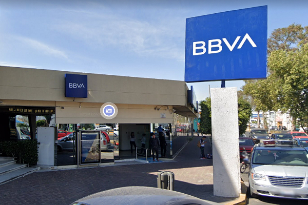 Roban camioneta y dinero a cuentahabiente al salir de banco en San Manuel