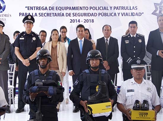 San Andrés Cholula entrega equipamiento y patrullas a policías y agentes viales