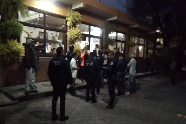 Asaltan y golpean a propietarios de negocio de pollos en Amozoc