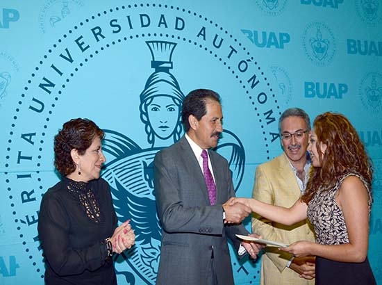 Egresados de la BUAP obtienen premio a la excelencia EGEL del CENEVAL