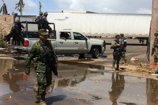 Ejército escolta víveres en BCS; suman 4 muertos por Odile