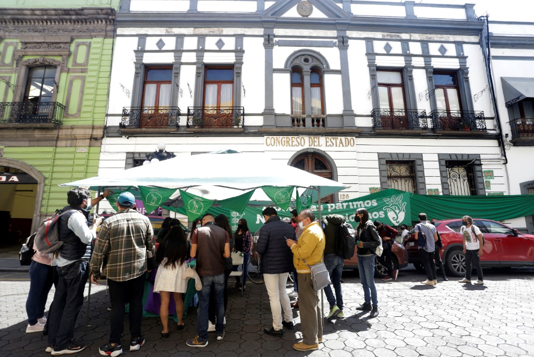 Ingresan dos nuevas iniciativas pro aborto al Congreso de Puebla