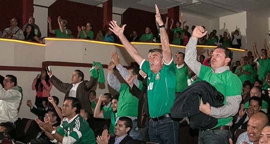 Alcalde de Puebla festejó triunfo de México en el Teatro de la Ciudad