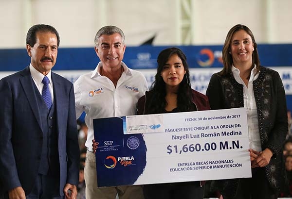 Tony Gali entregó 12 mil 650 apoyos a estudiantes de 49 instituciones de educación superior