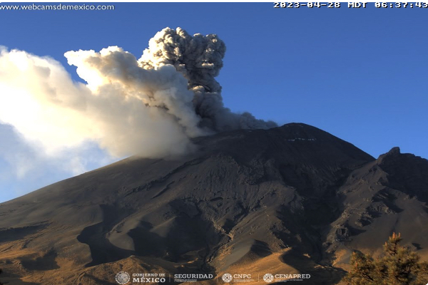 Popocatépetl registra 109 exhalaciones y cubre de ceniza a la capital poblana