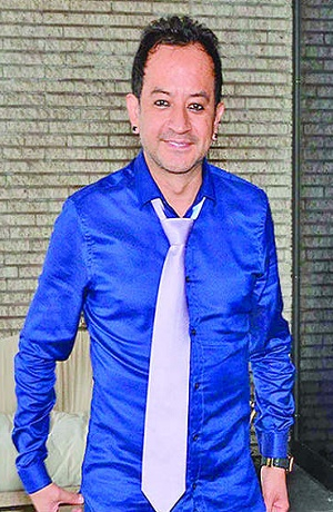 Germán Ortega, de Los Mascabrothers, pagó apuesta en tanga