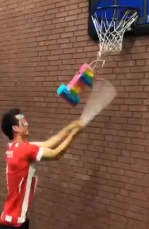 VIDEO: Chucky Lozano tuvo festejo con el PSV por su cumpleaños