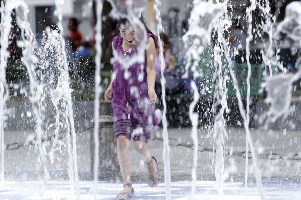 FOTOS: Poblanos contrarrestan el calor en las fuentes de la ciudad