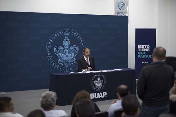 BUAP: el rector Esparza Ortiz dialogó con estudiantes y personal de la Facultad de Ciencias de la Electrónica