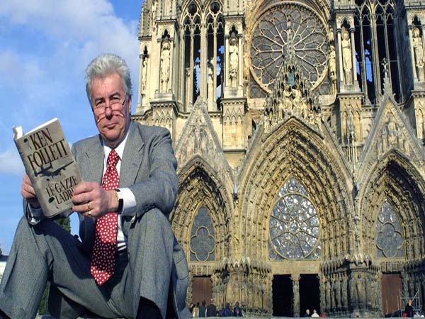 La oda de amor de Ken Follet a Notre Dame