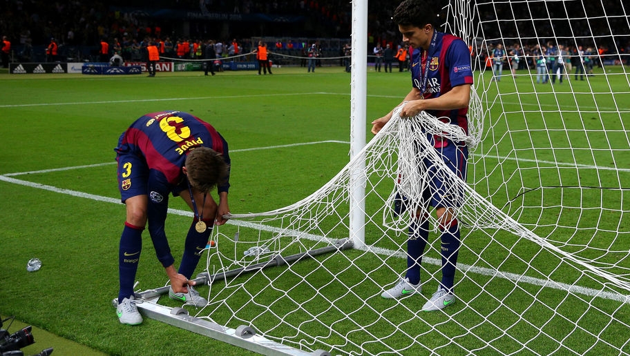¿Qué hizo Piqué con la red de portería de la Champions League?