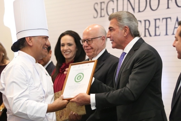 Gobiernos federal y estatal y la Canirac se unen contra la obesidad y diabetes en Puebla