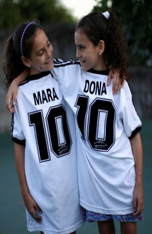 Mara y Dona, la historia de las hermanas con el apellido del “Pelusa”