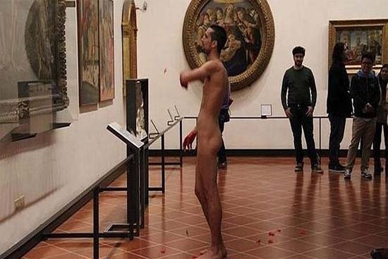 Un español se desnudó frente al cuadro del “Nacimiento de Venus”