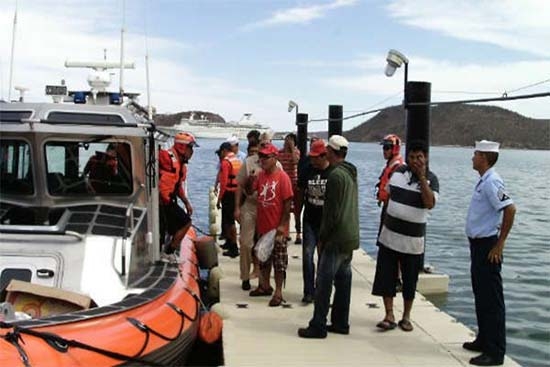 Marina rescata a 12 náufragos en Guaymas, Sonora