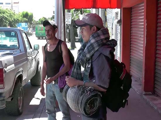 Se hacen pasar como migrantes y piden limosna en las calles