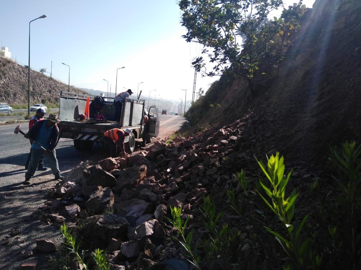 Lluvia provoca derrumbes en el Periférico Ecológico