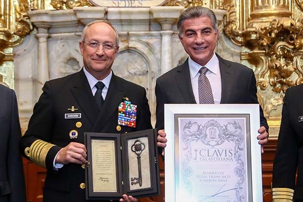 Gali entrega Clavis Palafoxiana a secretario de Marina