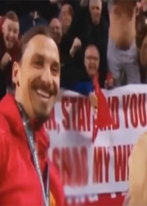 Aficionados regalan hasta esposas a Ibrahimovic para que se quede en el ManU