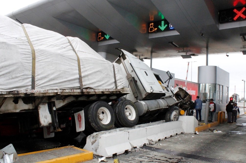 Tráiler colisionó contra barda de contención en casetas de cobro de Texmelucan