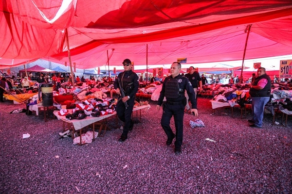 Decomisan 15 toneladas de ropa de procedencia ilegal tras operativo en Tianguis de San Isidro