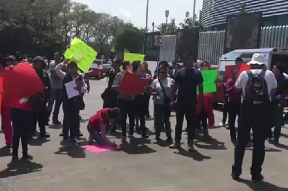 Tensión en penal de Tepexi por protesta de familiares de policías de Texmelucan