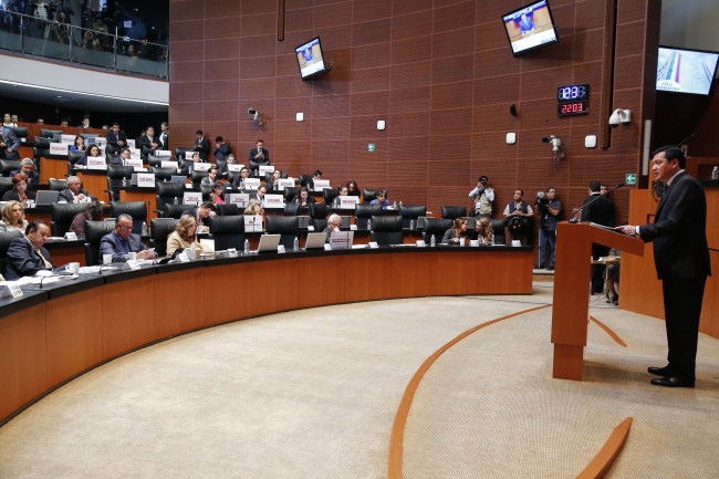 Senadores cuestionan a Osorio por fuga de “El Chapo” y Ayotzinapa