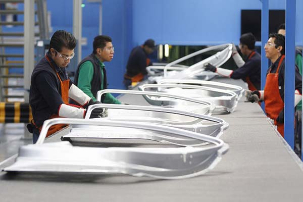 Sanciones y cierre de empresas por retraso de regreso de la industria automotriz