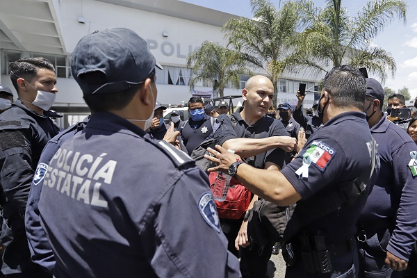 Policías estatales inconformes corren de su oficina a coordinador de Despliegue Territorial