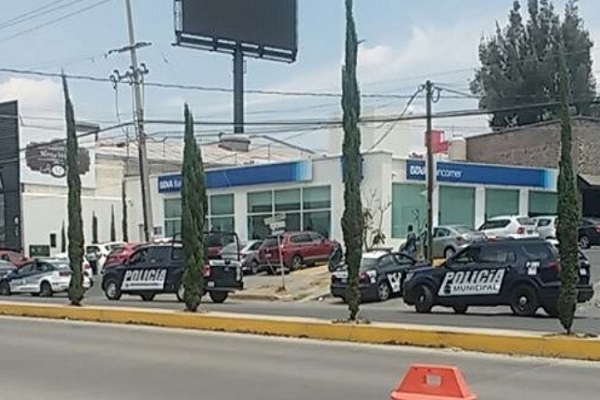 Asaltan y balean a cuentahabiente en Bancomer de Zavaleta