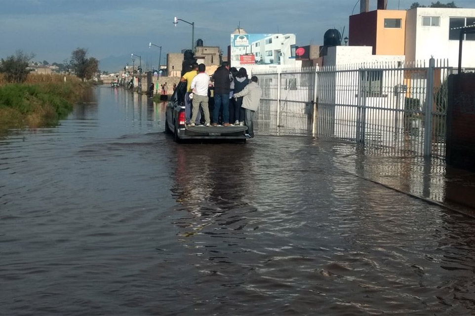 VIDEOS: Se inundan 200 viviendas de IVI en Amozoc por drenaje insuficiente