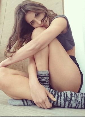María León presume figura en bikini y lanza canción