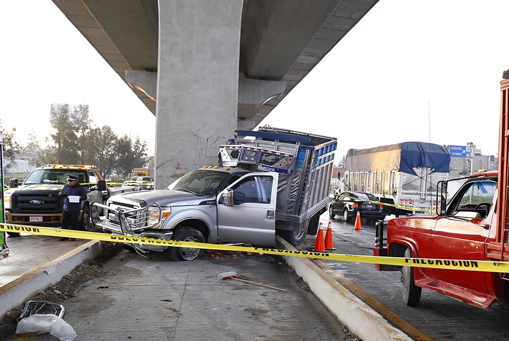 Dos muertos por choque de camioneta contra trabe en la Puebla-Orizaba