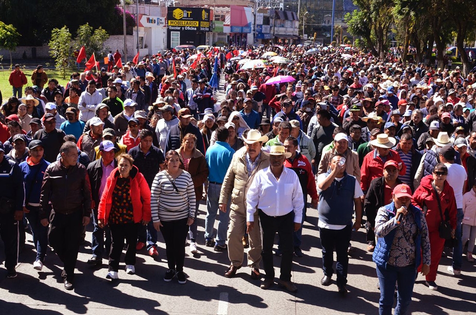 Antorchistas causan nuevo caos vial con mitin y marcha en bulevar 5 de Mayo