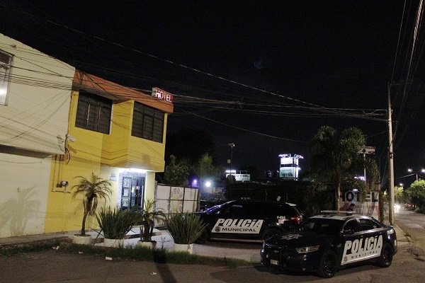 Van por dos sujetos y una mujer; probables homicidas de un “amigo” en motel de Puebla
