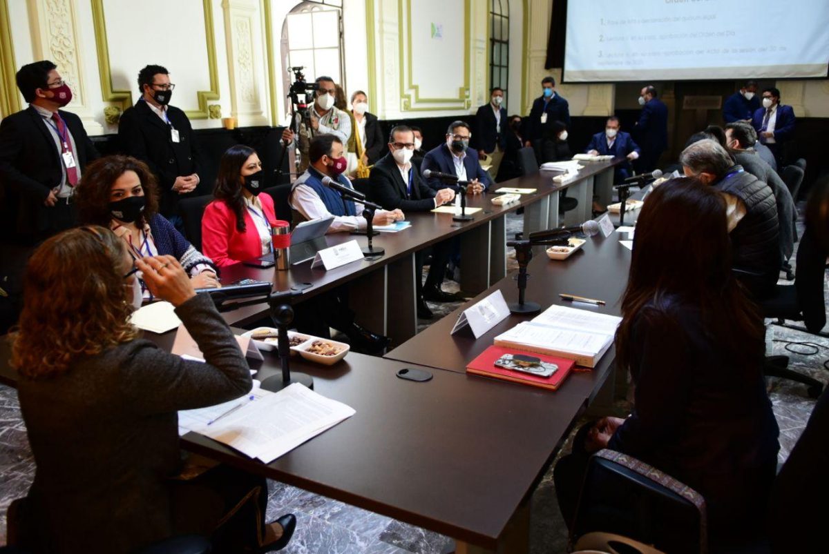 Claudia Rivera entrega informe por escrito a la Comisión Inspectora