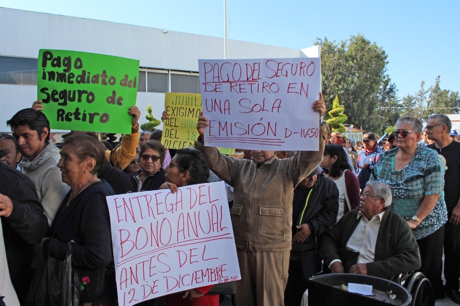 Maestros jubilados protestan en la SEP por falta de pago