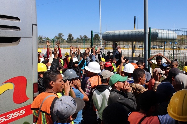 FOTOS: Detienen a 300 migrantes centroamericanos en Texmelucan; dicen dar ayuda por el sismo