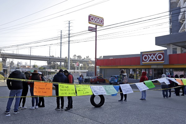 Trabajadores de Cuautlancingo cierran más de tres horas el crucero de FINSA