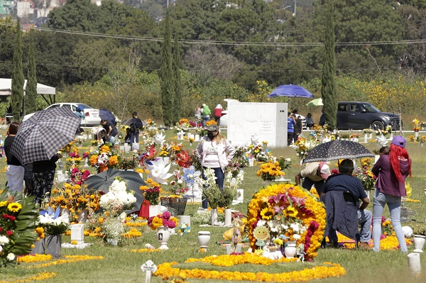 FOTOS: Poblanos regresan a los panteones para conmemorar Día de Muertos