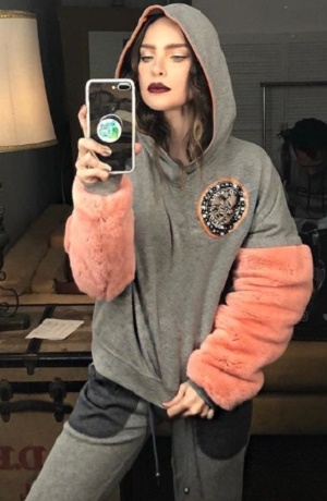 Belinda recibió regaño de su padre por excesivo escote