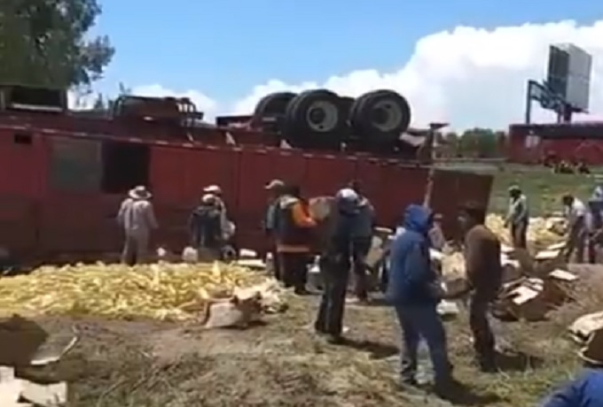 PF evitó rapiña tras volcadura de tráiler con cajas de aceite en la México-Puebla