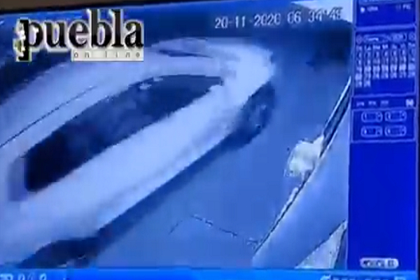 VIDEO: Mujer se salva de ser “levantada” por ocupantes de una camioneta en Puebla