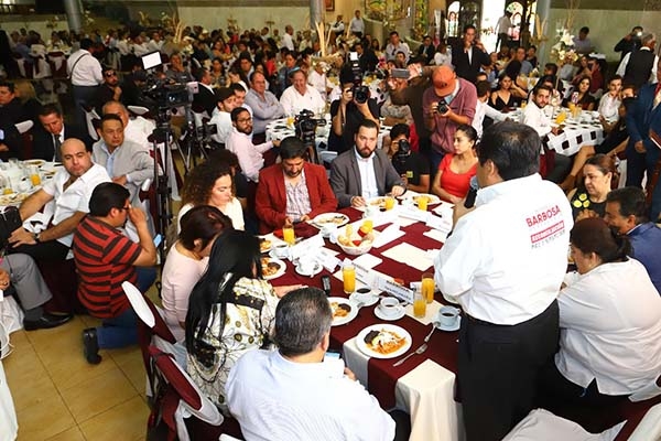 No seré rehén de ningún grupo, advierte Barbosa al reunirse con empresarios