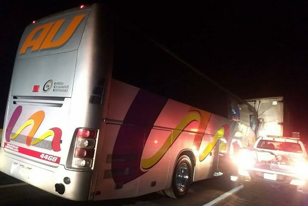 Ocho lesionados por choque entre AU y tráiler en la México-Puebla
