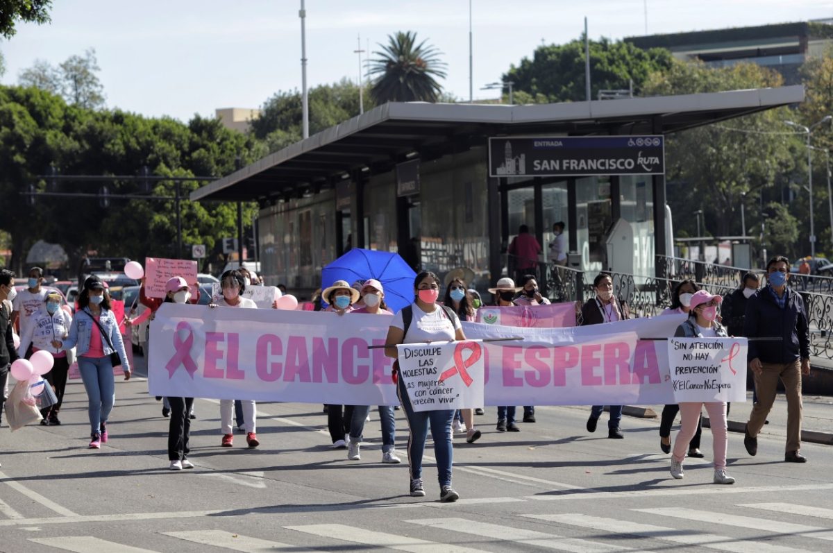 Marchan poblanas con cáncer en demanda de medicamentos