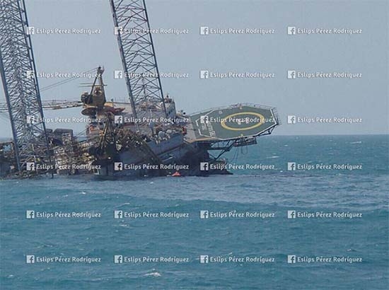 Dos muertos por caída de plataforma petrolera en Campeche
