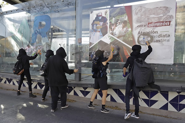 FOTOS: Frente Radical Feminista de Puebla causa destrozos y pintas en paraderos de RUTA